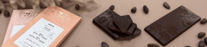 Bandeau avec des emballage de tablette au chocolat noir, une tablette coupé praliné noisette et une tablette chocolat noir