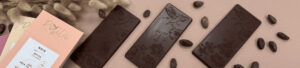 Bandeau avec 3 tablettes de chocolat noir et des emballages de tablette, notamment noir Opita