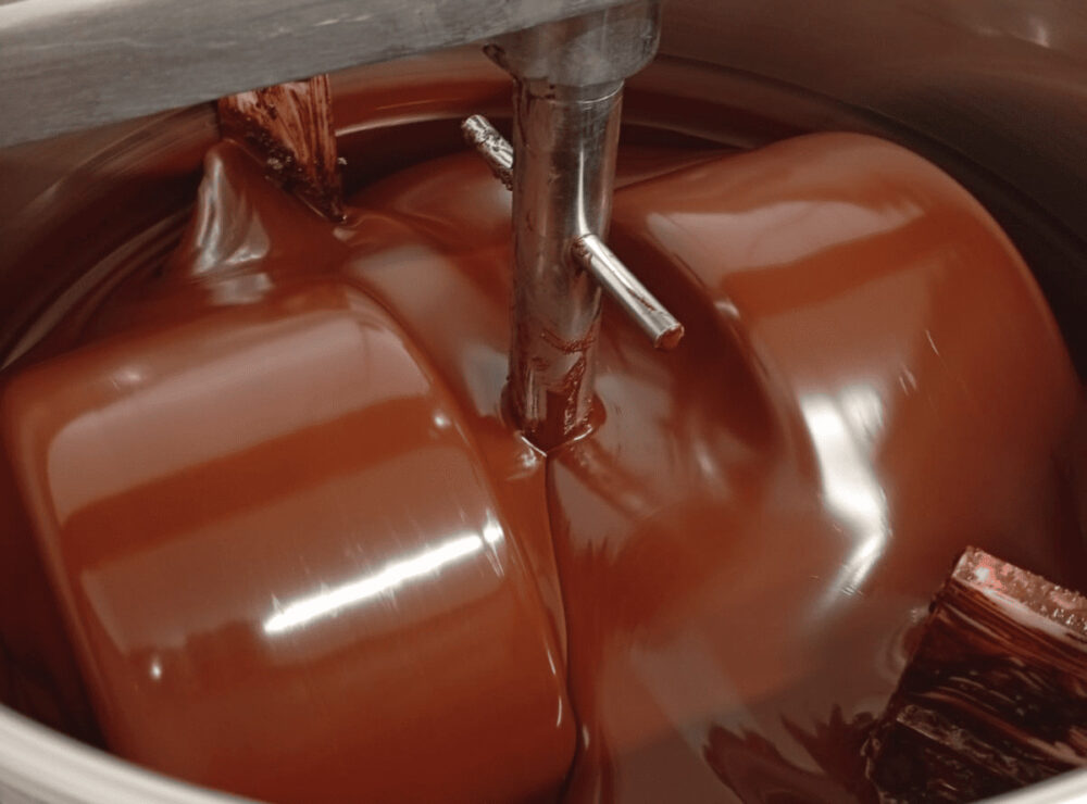 Chocolat bean to bar dans une cuve, étape du broyage/conchage