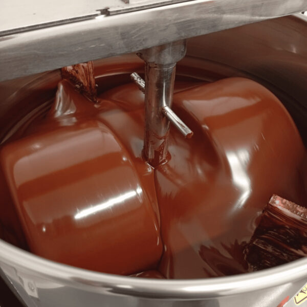 Chocolat bean to bar dans une cuve, étape du broyage/conchage