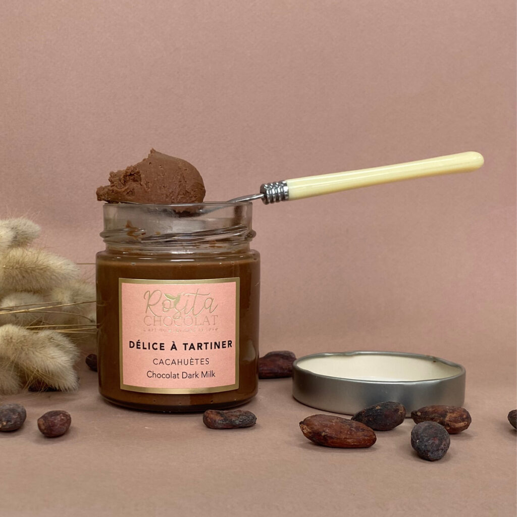 Photo d'ambiance délice à tartiner cacahuètes, avec une cuillère qui contient la pâte à tartiner.