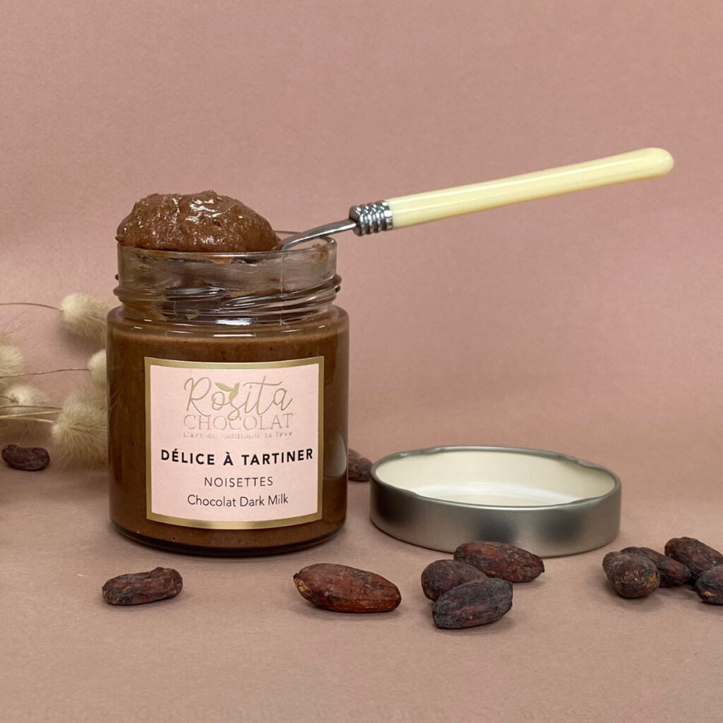 Photo d'ambiance délice à tartiner noisettes, avec une cuillère qui contient la pâte à tartiner