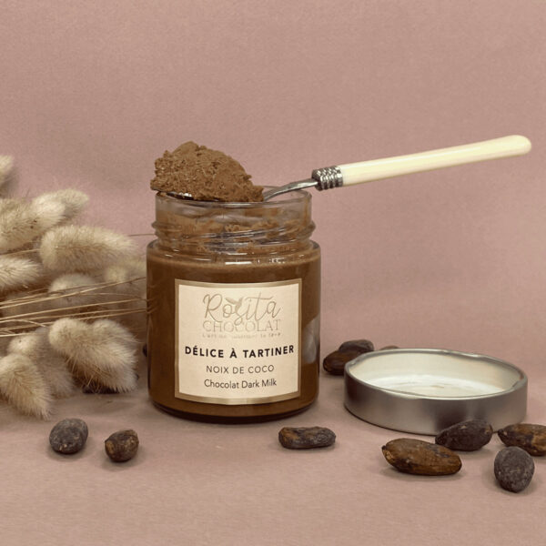 Photo d'ambiance délice à tartiner noix de coco, avec une cuillère qui contient la pâte à tartiner