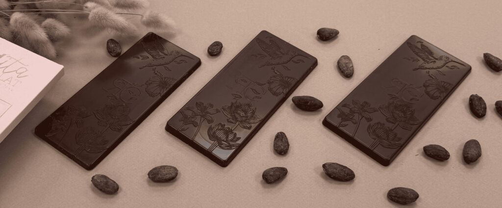 Bannière avec 3 tablettes de chocolat noir et des fèves de cacao