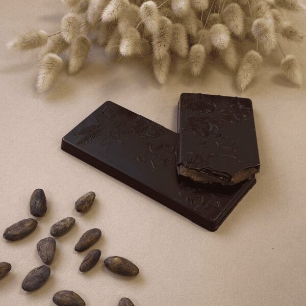 Photo d'ambiance d'une tablette pralinée noisette noir ouverte