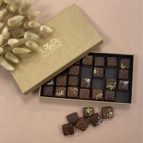 Photo d'ambiance d'un coffret de 28 pralinés aux 6 saveurs ouvert