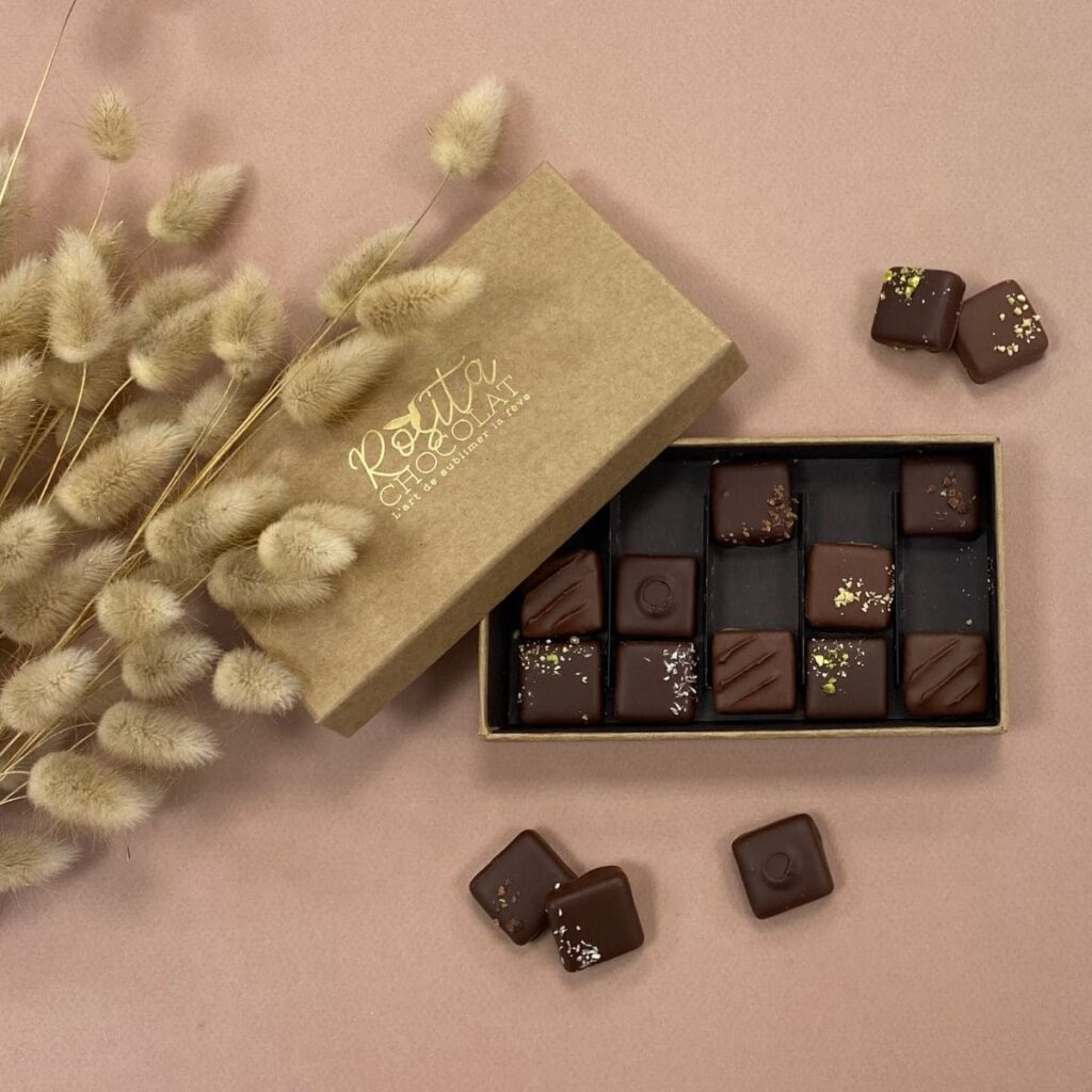 Photo d'un coffret de 15 praliné noir et lait au 6 saveurs ouvert
